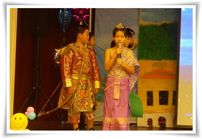 進階戲劇班小編劇瑄瑄和其他新二代的學子，一起演出由泰國故事改編的「睡美人山」。