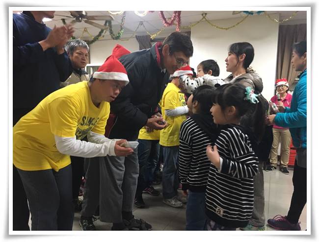 伊甸小朋友與廣愛住民交換禮物家都非常開心