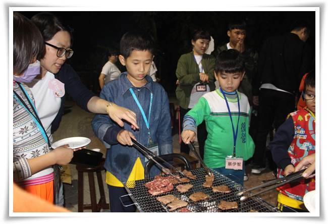 伊甸偏鄉學童首次體驗烤肉主廚，為家人燒烤美味餐點