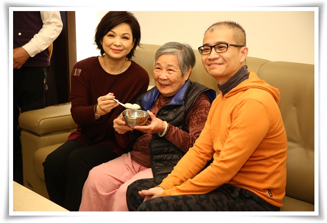 伊甸公益大使楊貴媚特別準備冬至湯圓，獻上祝福。