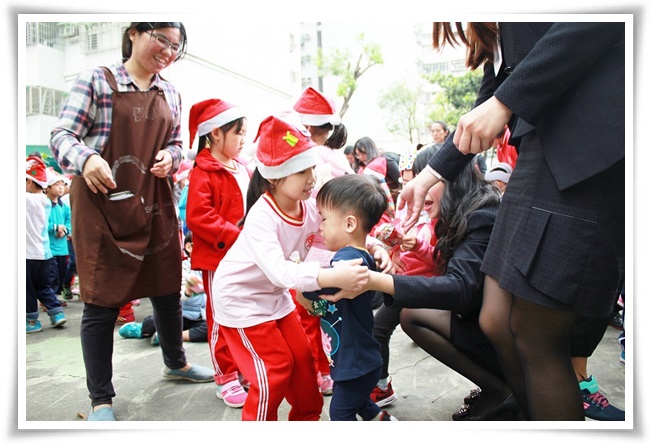 忠孝國小附設幼兒園的小朋友送上禮物給慢飛天使小宇(右)