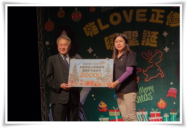 正修科技大學龔瑞璋校長(左)將募集到的發票捐贈給本會南區資源中心代表。