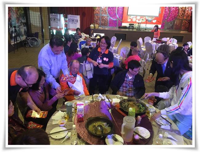 現場貴賓發送紅包預祝長輩新年快樂