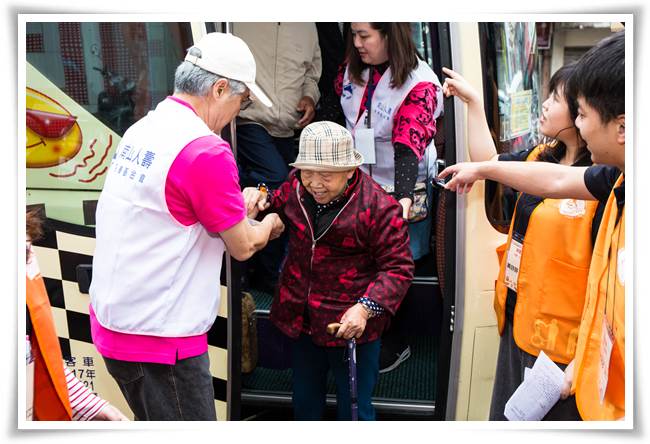 南山人壽出動逾30位員工擔任志工，分工合作為伊甸圍爐活動付出愛與關懷