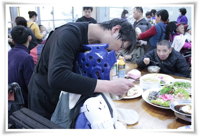 (圖二)伊甸同工悉心協助住民用餐，與住民共同實現「飲食」的基本人權。