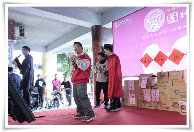 (圖三)活動主持人小凱賣力展現自己的舞台魅力，認真模樣感人肺腑。