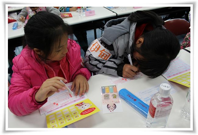 學童親自填寫存款單