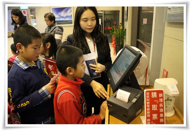 學童體驗抽銀行號碼牌