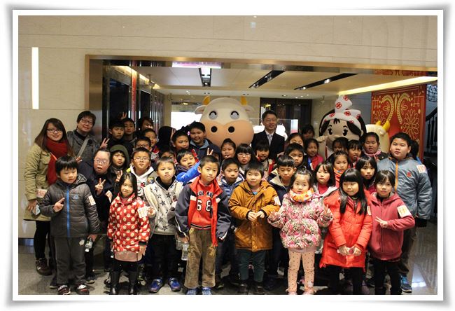 苗栗愛加倍社區關懷協會課輔班42位學童,到台中銀行總行進行職涯體驗