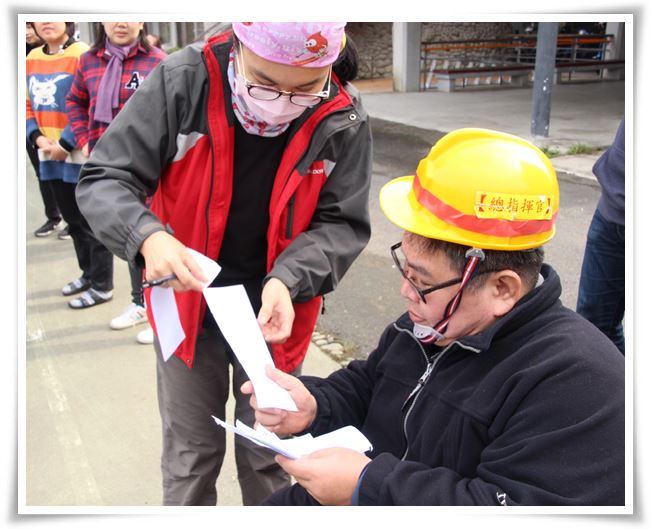 教保老師於疏散住民後向伊甸宜蘭教養院院長謝清桂回報住民人數。