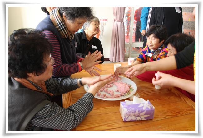 伊甸邀請長青食堂、日托中心以及社區長者一同來搓元宵，象徵希望長者們都能夠在這裡過著他們圓滿的老年生活。
