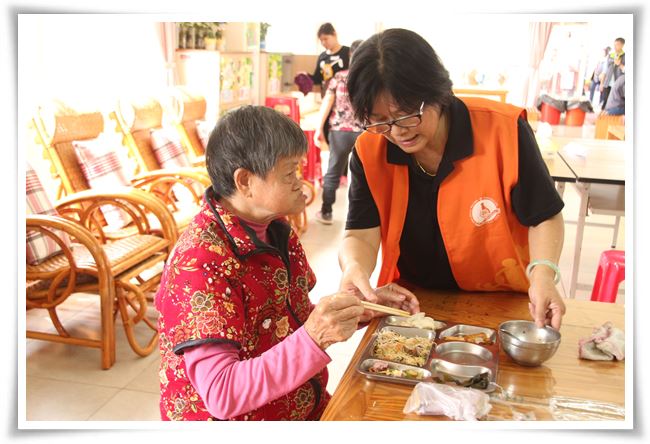 阿圓阿嬤在伊甸的悉心照料下身體日漸好轉，每天都會來頭城日托中心報到，精神爽朗的她，也出席了這次活動。