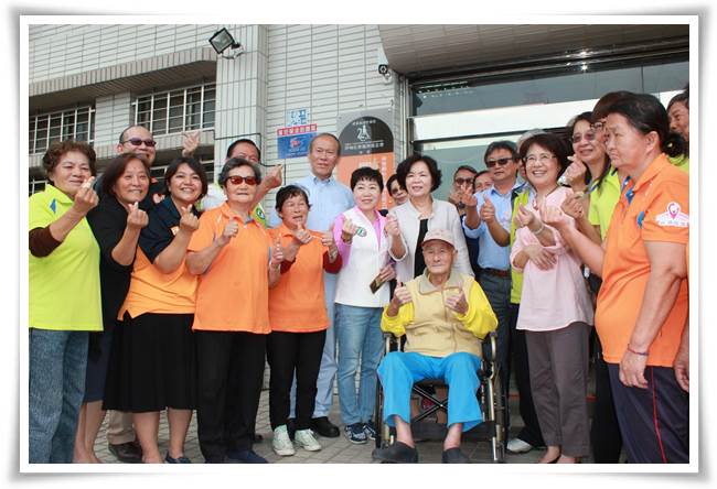 貴賓、工作人員和銀髮長輩一起揭牌合影