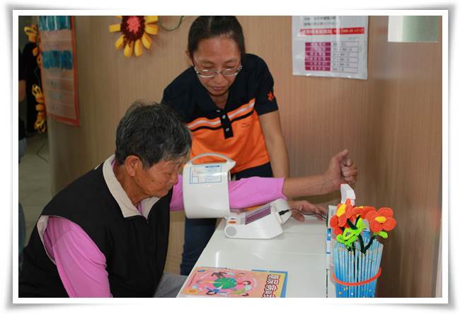 為銀髮長輩量血壓