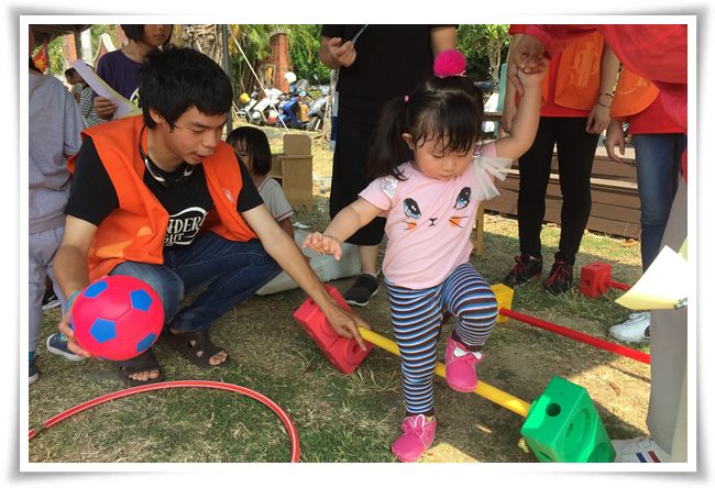 17年前畢業於旗山早療中心的畢業生阿海(左1)協助學弟妹篩檢