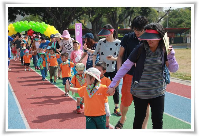 小小運動員熱情地揮手進場