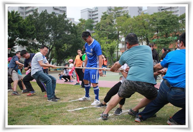 家長一起參加拔河比賽小朋友在旁邊加油