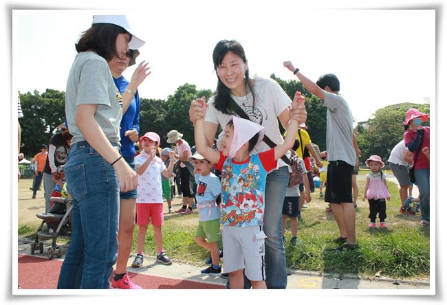 慢飛天使小亞(化名)和家人一起參加親子運動會
