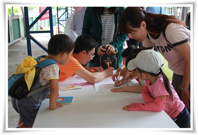 現場進行兒童篩檢活動吸引民眾帶幼童參加
