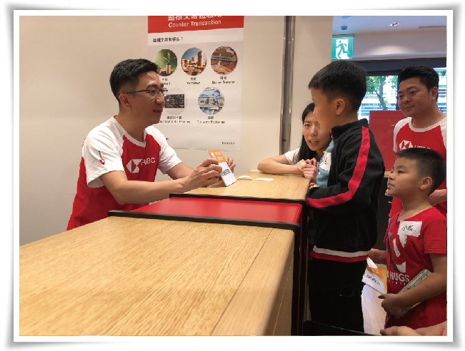 在HSBC總經理陳志堅的引導下，學童親自體驗臨櫃交易過程