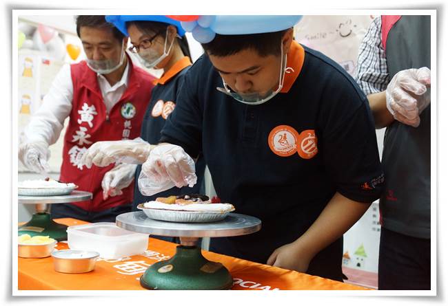 庇護員工阿銍認真的參與蛋糕裝點競賽，要將最漂亮的母親節蛋糕送給媽媽