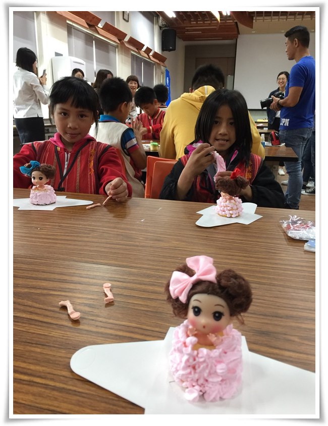 泰興國小學生製作蛋糕要送給偉大的媽媽
