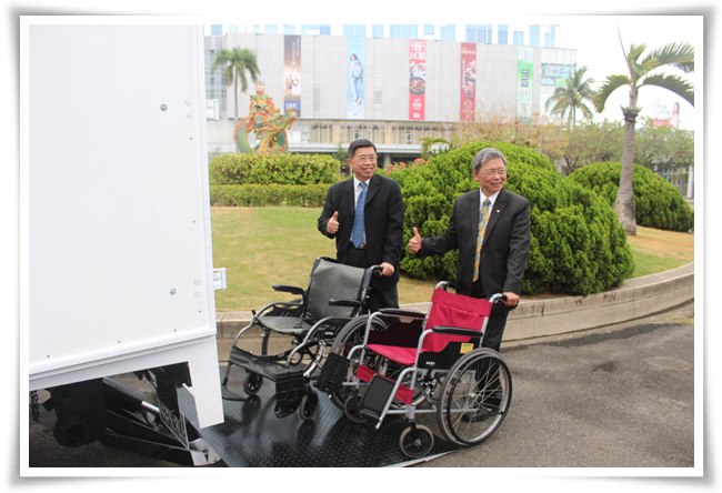 侯永都基金會捐贈輔具清潔巡迴車，將服務連結至較不易達到的地方