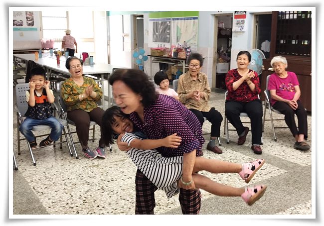 慢飛天使跟著爺奶動一動,代間學習樂趣多