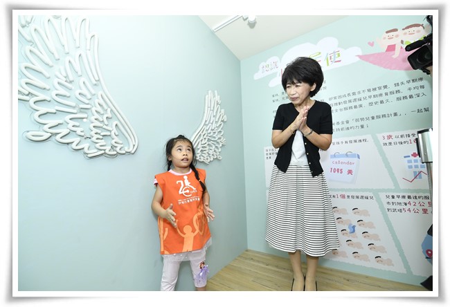 小兒科醫師陳佩琪和伊甸慢飛天使小卉一起體驗快閃童樂站，呼籲社會大眾一起支持伊甸弱勢兒童服務計畫。