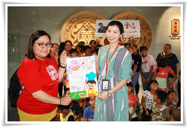 幼童親手畫的感謝卡送給漢餅文化館專員李昕恬