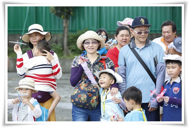 親子組裝飛機模型，幼童開心完成關卡任務