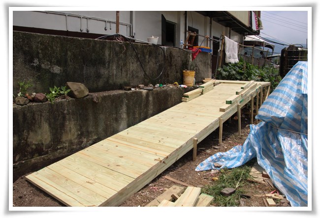 如今風奶奶家後院通往菜園的破舊木梯已改建成斜坡棧道(後設扶手