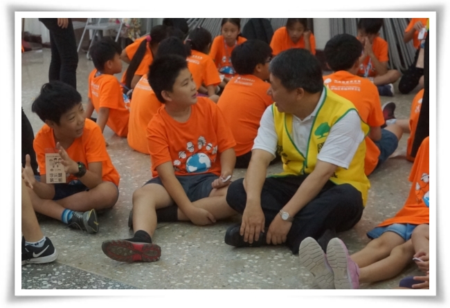 國泰慈善基金會總幹事鍾茂與新二代們一起體驗課程。