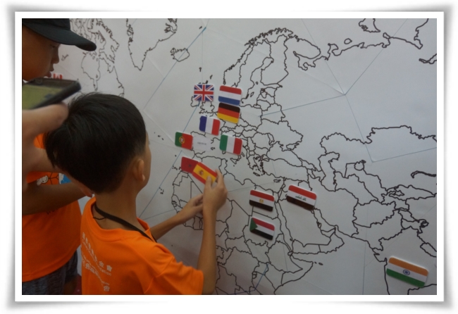 伊甸國際志工為營隊課程特別手繪世界地圖，透過趣味遊戲讓新二代重新認識世界的每個角落。