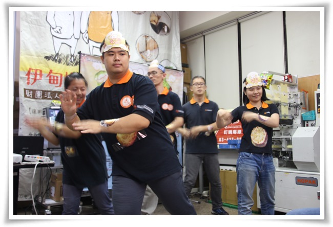 庇護工場員工帶來時下流行的「都啦舞」與現場來賓同樂，炒熱氣氛。