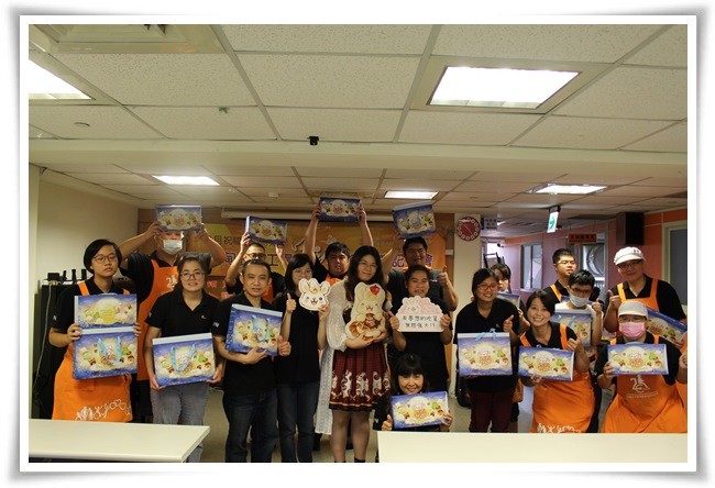「緹拉兔TilaBunny」的創作者插畫家張元婷(中)也到場響應，一同用行動支持伊甸中秋禮盒