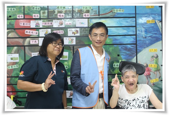 東欣扶輪社代表在捐贈儀式上，與住民合照