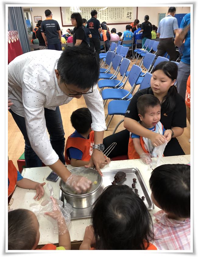 基隆市社會處處長吳挺鋒與中心小朋友合力完成月餅