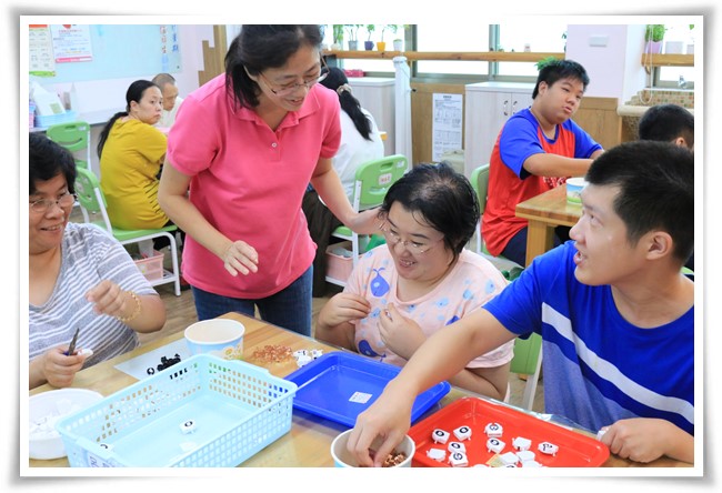 淡水中正小作所學員在老師的指導下完成代工作業養成自立生活能力