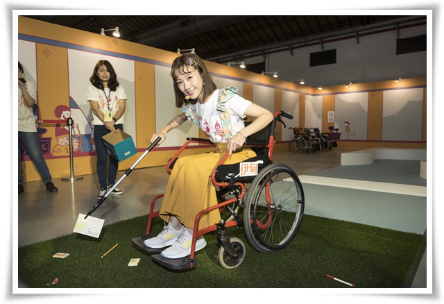 公益大使Lulu進行輪椅操作體驗，呼籲社會大眾換位思考