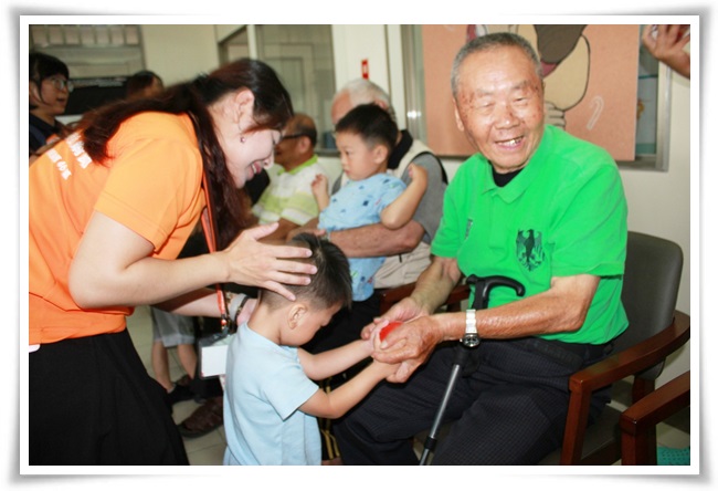 幼童在老師指引下學習尊重長輩