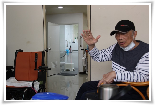 紀爺爺說浴室修繕後，他可以抓靠，使用更方便，動線更順暢