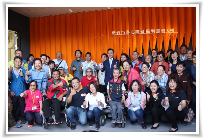 新竹市長林智堅與伊甸夥伴以及身障朋友一同慶祝新竹市輔具資源中心升級成為輔具旗艦店！