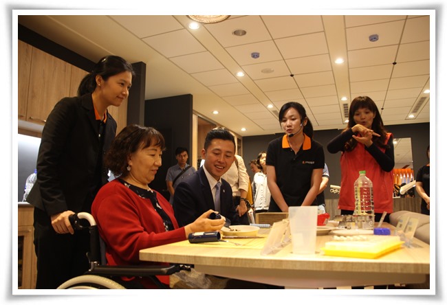 新竹市長林智堅特別與身障朋友一同體驗小型生活輔具