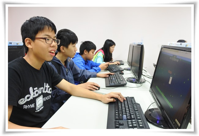 今年3月至11月，小霆(左一)在伊甸學習有趣的網頁設計課程
