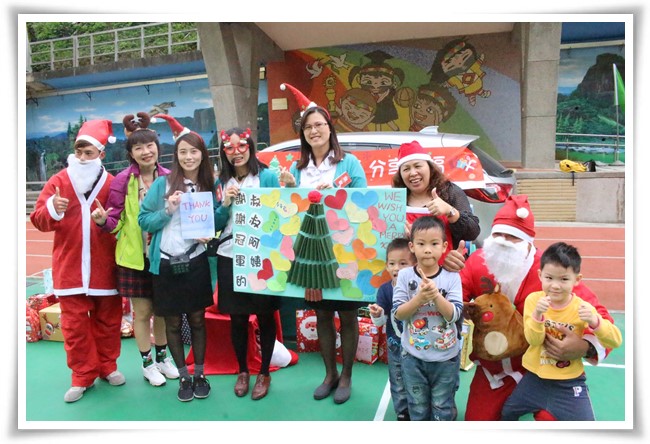 泰興國小感謝冠軍建材親送聖誕禮物給小朋友