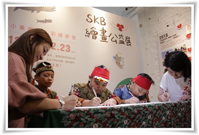 公益大使馬良慧(右1)、繪畫老師吳玉婉(左1)與偏鄉學童用愛心鋼珠筆在明信片寫下感謝的話