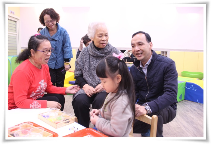 新北市市長朱立倫與社會局副局長呂春萍一起參觀瑞芳公共托育中心並與孩子開心互動