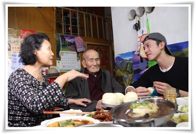 伊甸公益大使吳慷仁前往百歲人瑞鄧爺爺家提前圍爐送暖