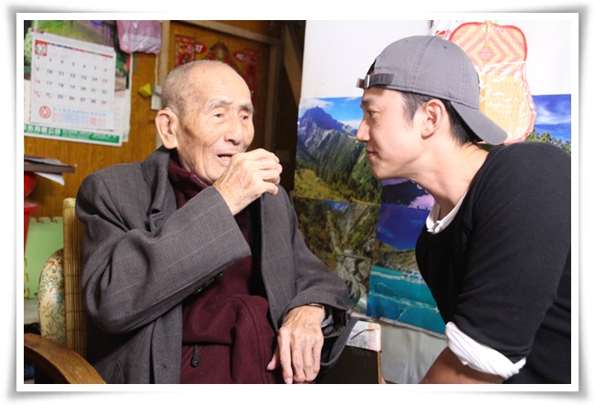 雖然有著濃厚的河南口音，但吳慷仁一點也不陌生且仔細聆聽